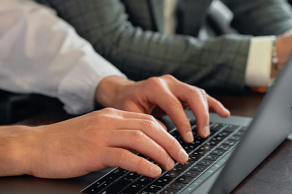 Salīdzinājums starp SharePoint failu glabāšanu un pilnvērtīgu dokumentu vadības sistēmu biznesa procesu automatizācijai.